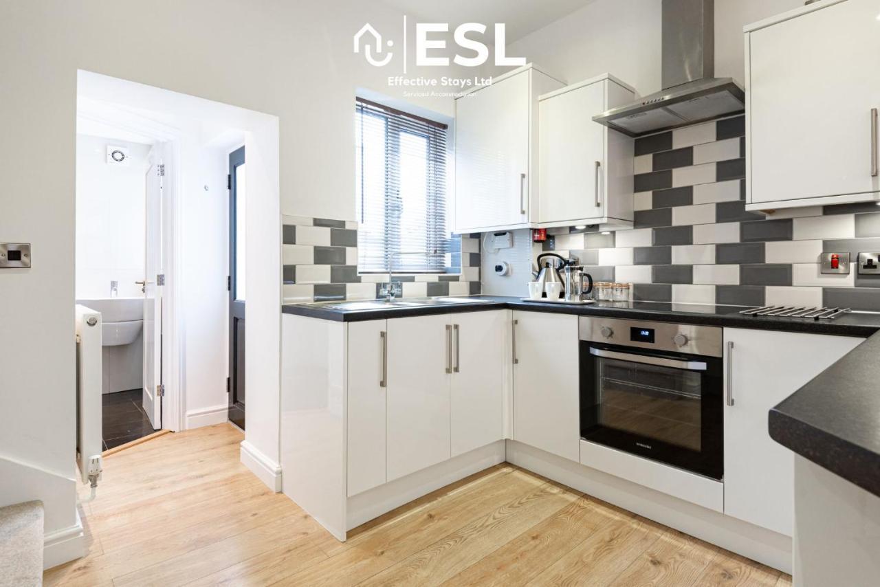 2 Bedroom Terrace Cottage, Parking, 5 Minutes Drive To Royal Shrewsbury Hospital Екстериор снимка