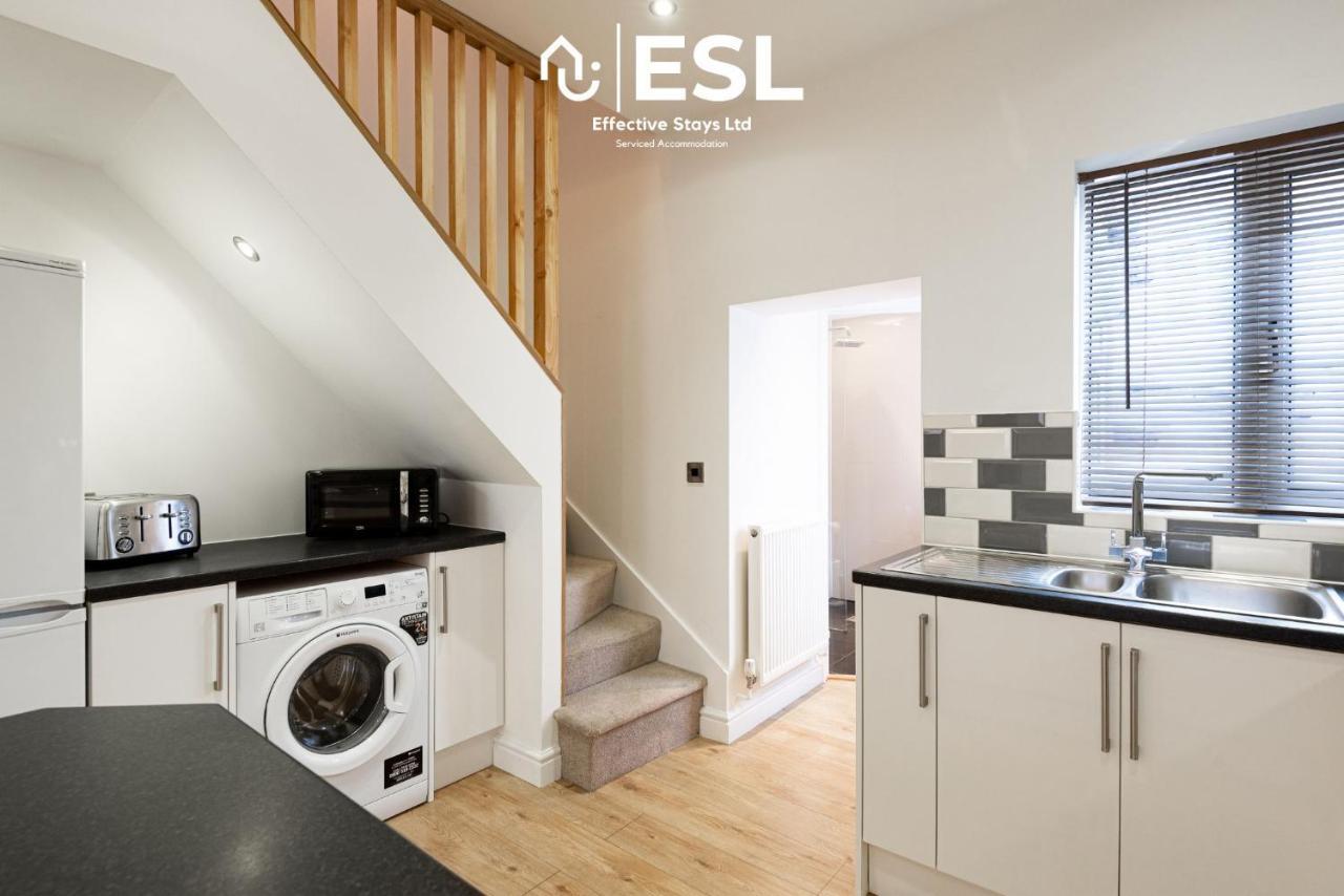 2 Bedroom Terrace Cottage, Parking, 5 Minutes Drive To Royal Shrewsbury Hospital Екстериор снимка